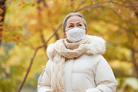 秋季老人公园里戴口罩疾病疫情防护图片