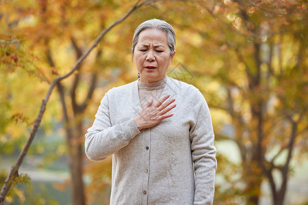 胸口闷疼痛的男子老年人老奶奶胸口疼痛背景