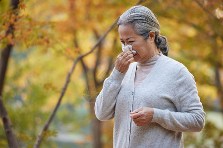 秋季流感老年人老奶奶户外公园里流感擦鼻涕背景