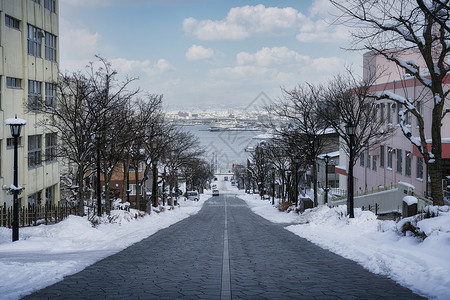 北海道的雪日本北海道函馆延伸到大海的道路背景