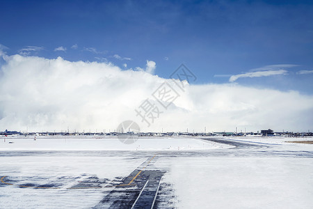 日本北海道函馆机场雪地跑道高清图片