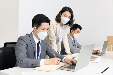 企业疫情防控都市商务白领戴口罩办公工作复工背景