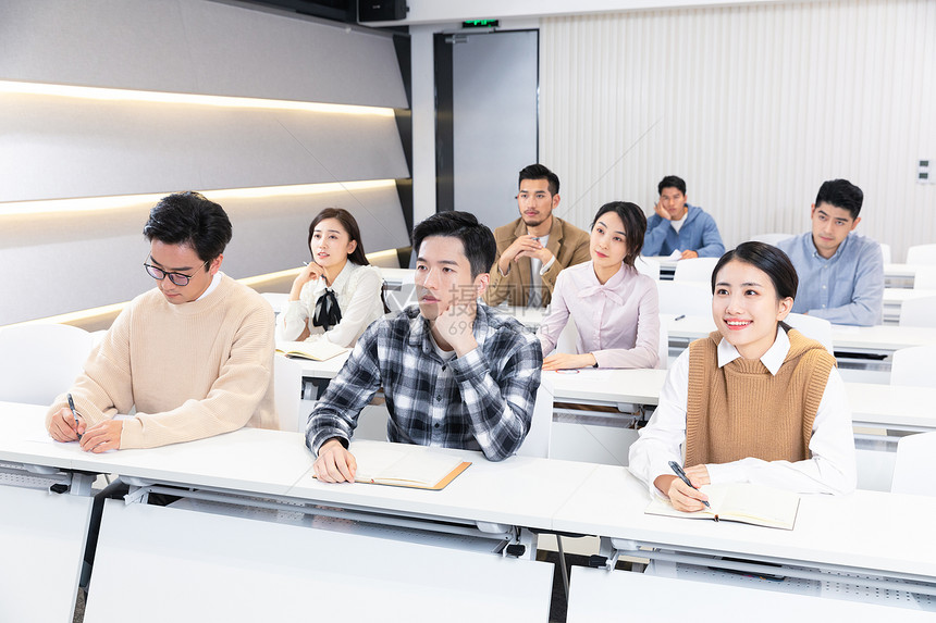 成人教育大学生课堂听课听讲图片