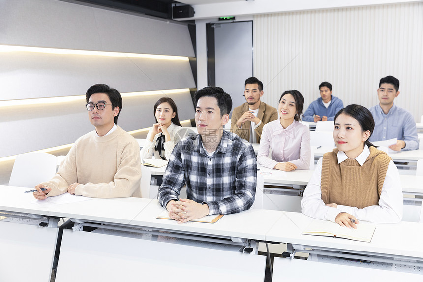 成人教育大学生课堂听课听讲图片