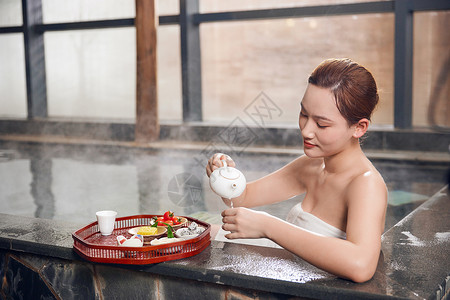 年轻美女泡温泉喝茶图片