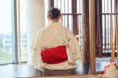 年轻美女日系和服写真背影图片