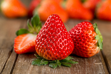 红色的草莓新鲜水果背景图片