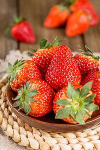 竖版图片竖版拍摄好吃的草莓背景
