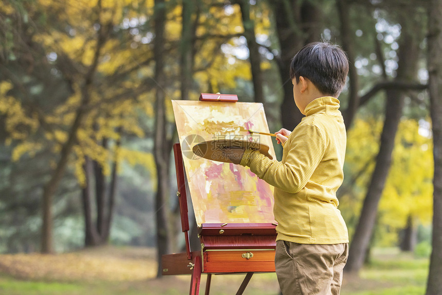 秋季儿童公园里拿调色盘绘画图片