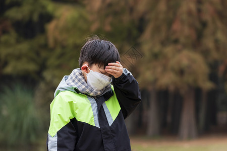 秋冬儿童户外戴口罩发烧头痛高清图片