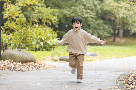 金色人秋季儿童公园里跑步玩耍背景