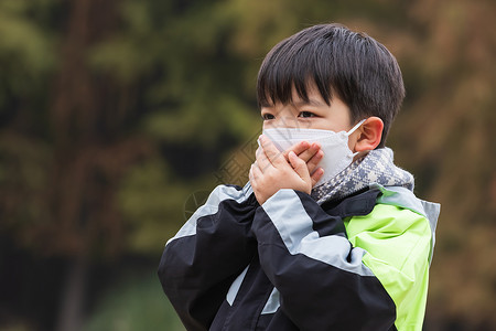 秋冬儿童户外戴口罩流感咳嗽高清图片