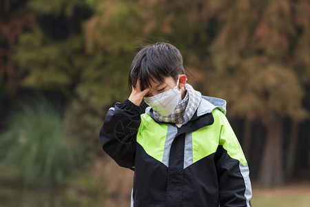 秋冬儿童户外戴口罩发烧头痛高清图片