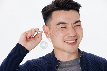 年轻男性掏耳朵享受采耳图片
