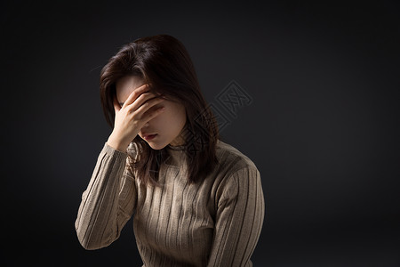 焦虑障碍在黑暗中抑郁的人难过的女性背景