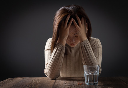 焦虑障碍在黑暗中抑郁的女性背景