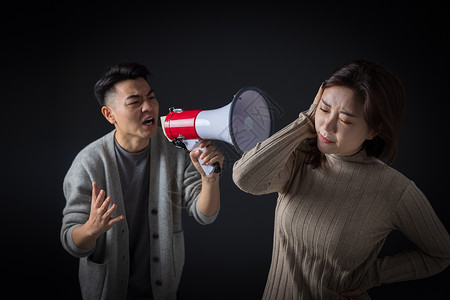 丈夫拿着扩音器对妻子怒吼图片