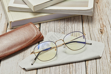 眼镜和书本眼镜盒减光镜高清图片