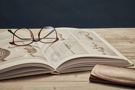 眼镜和书本图片