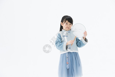 手拿团扇穿着汉服的小女孩图片