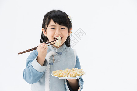 穿着淡蓝色古装的可爱小女孩吃饺子高清图片