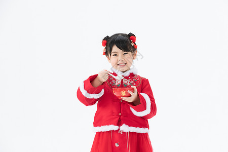 身着喜庆红色古装的小女孩怀里抱着汤圆碗图片