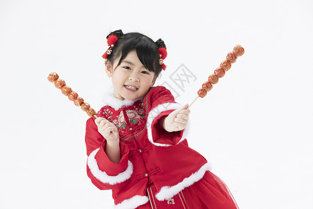 一根糖葫芦双手拿着冰糖葫芦动作可爱的小女孩背景