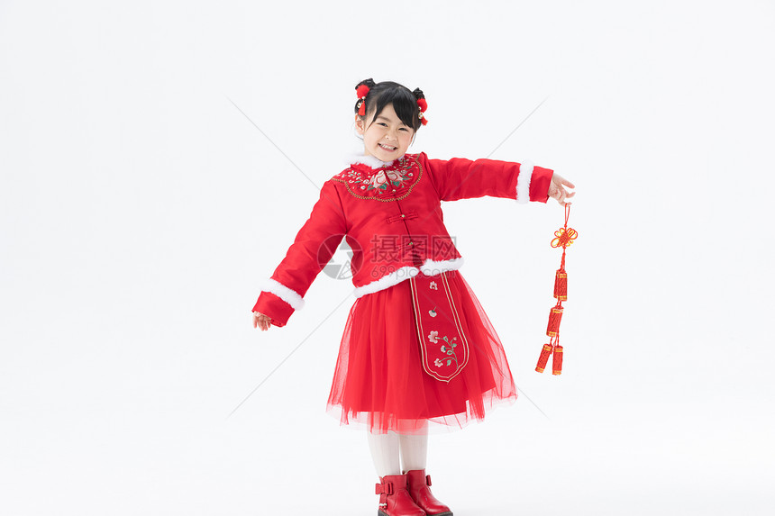 身着喜庆红色古装的小女孩手拿一串鞭炮图片