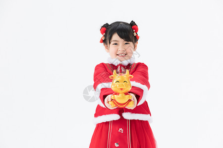 牛年财神吉祥物身穿喜庆红色古装的小女孩举着辛丑年的吉祥物背景