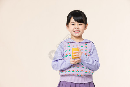杯子装蔬果饮料用杯子喝饮料的女孩橙汁背景
