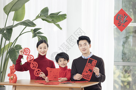 母亲和孩子剪映春节一家三口剪窗花背景