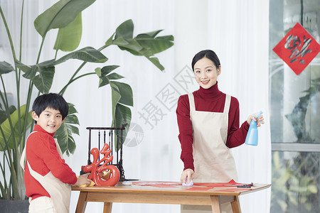 春节母子家庭大扫除背景图片