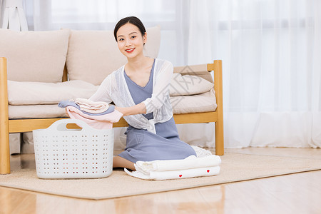 人物素材整理居家女性客厅整理收纳毛巾背景