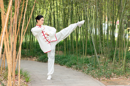 女性在公园里练武术踢腿背景图片