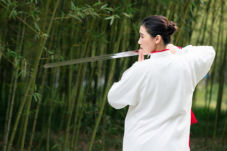 耍杂技的人女性在竹林舞剑背景