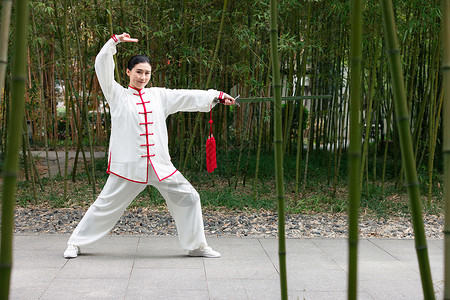 中国武术舞剑的人图片