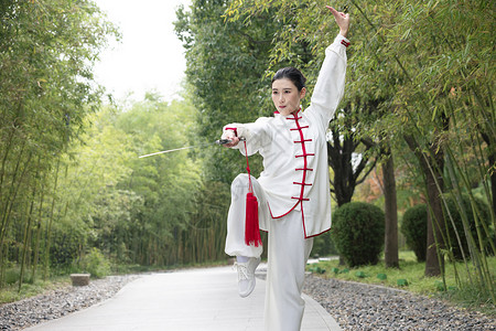 在公园舞剑的女性健身的人图片
