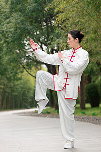 女性在公园里练太极拳高清图片