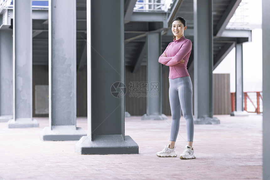 双手抱胸的穿着运动服的女性图片