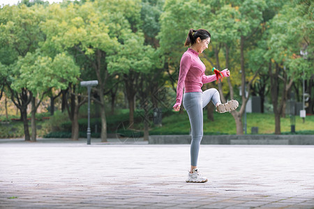 踢毽子的女性户外运动的人背景图片