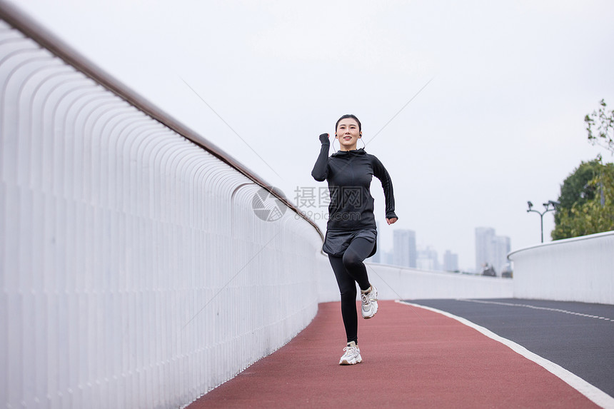 女性在跑道上奔跑图片
