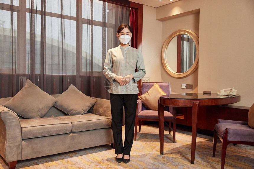佩戴口罩的酒店服务保洁员图片