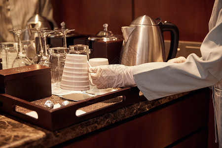 客房服务清洁茶具的保洁服务人员高清图片