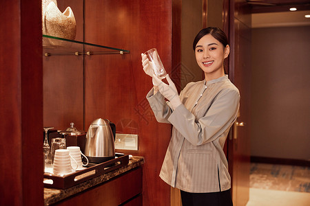 客房服务清洁茶具的保洁服务人员图片