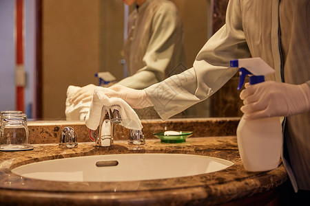中国区域酒店保洁员整理清洁客房洗漱区域特写背景