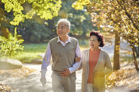 老年夫妇公园散步高清图片
