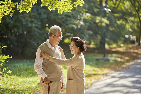 女性走路老年女性给丈夫整理衣服背景