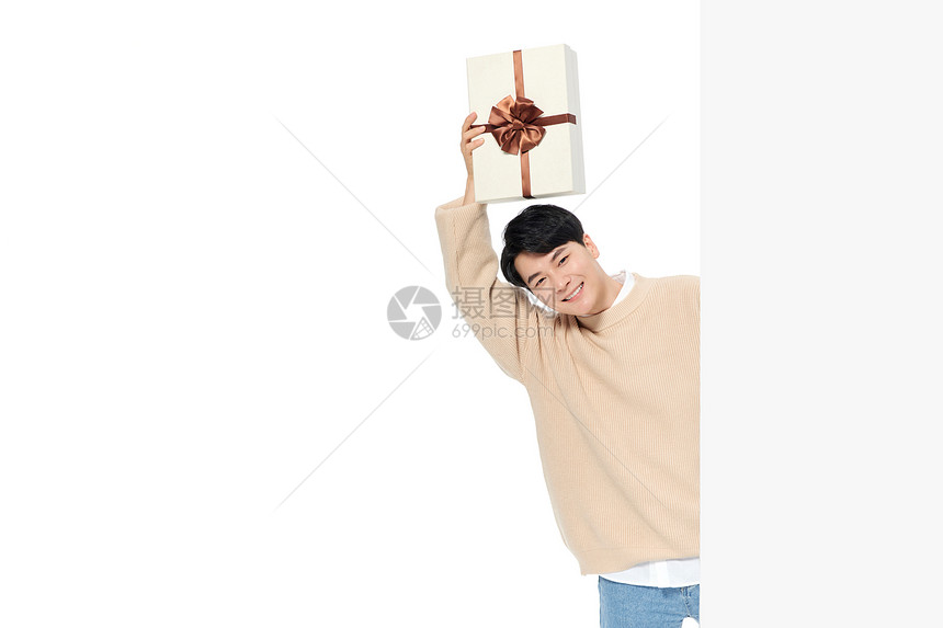 年轻男士拿着礼物盒图片