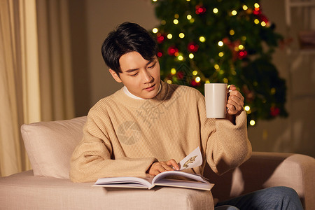 接热水年轻男士冬季在家阅读喝茶背景