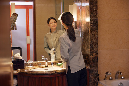 中国区域酒店保洁员客房洗漱区域整理清洁背景